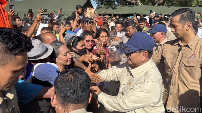 Prabowo Tinjau Posko Pengungsi Gempa NTT, Pastikan Bantuan dan Kebutuhan Warga Terpenuhi